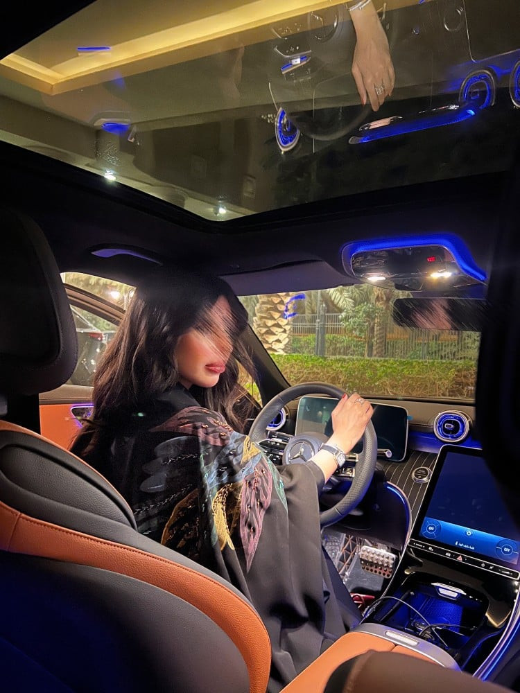 عباية رسمه مع شك